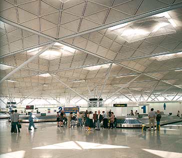  Aeropuerto de Stansted, Reino Unido. Foster + Partners, 1991