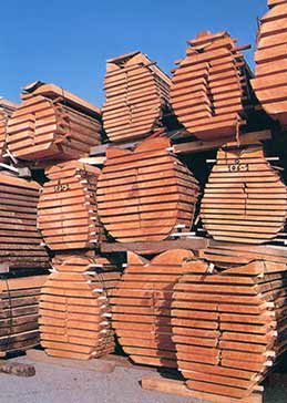  El tipo de despiece de los rollizos define los planos de corte en relación con los anillos de crecimiento, lo que determina el aspecto y la estabilidad de la madera.