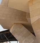 Soportes revestidos con arenisca Beige Pinar 80x60x4 cm fijada a perfilería metálica. Hotel Marqués de Riscal. Elciego (Álava). Arq.: F. Gehry, 2006.