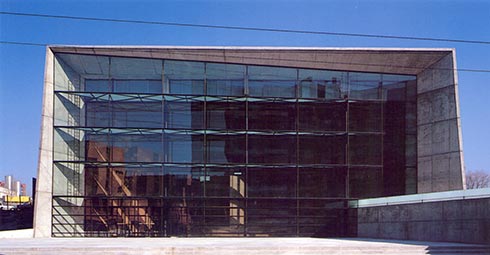 La potente fachada principal se conforma como un escaparate que muestra claramente la organización del edificio.
